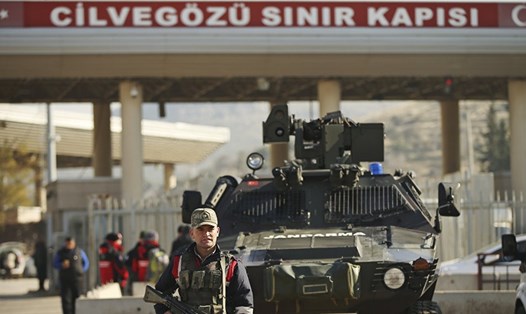 Thổ Nhĩ Kỳ điều 40 xe bọc thép tới biên giới Syria. Ảnh: AP
