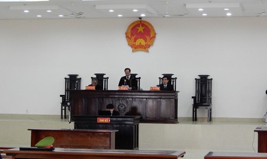 Hội đồng xét xử quyết định hoãn phiên tòa vì bị cáo Đào Tấn Cường và một số người có nghĩa vụ liên quan vắng mặt
