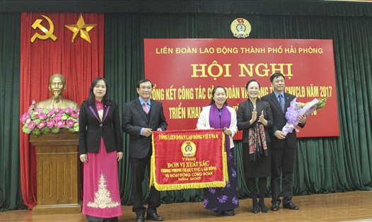 Phó Chủ tịch Tổng LĐLĐ Việt Nam Nguyễn Thị Thu Hồng (thứ 3 từ phải sang) trao cờ “Đơn vị xuất sắc” cho LĐLĐ thành phố Hải Phòng. Ảnh Trần Vương