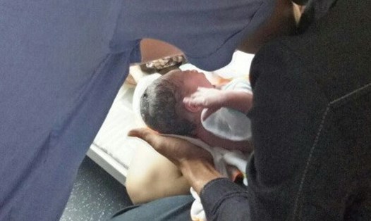 Một em bé chào đời khỏe mạnh trên chuyến tàu SE6 nhờ sự trợ giúp của tổ tàu.  Ảnh: N.Đ.T