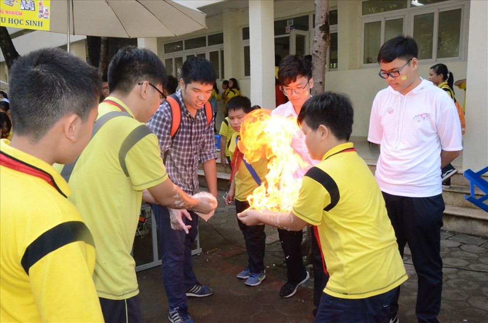 Học sinh Trường THCS Giảng Võ, Hà Nội làm thí nghiệm hoá học. Ảnh: Huyên Nguyễn