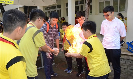 Học sinh Trường THCS Giảng Võ, Hà Nội làm thí nghiệm hoá học. Ảnh: Huyên Nguyễn
