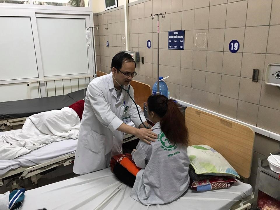 Bác sĩ kiểm tra sức khoẻ cho bệnh nhân T trước khi xuất viện. Bệnh nhân T còn phải theo dõi sức khoẻ trong thời gian tới mới ổn định, trở lại bình thường