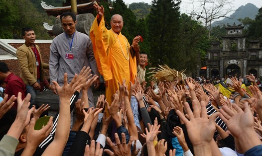 Sư thầy phát lộc lấy may cho các phật tử đến lễ chùa Hương năm 2017.