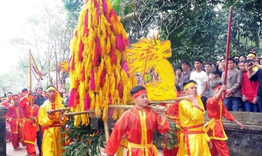 Cướp giỏ hoa tre - nghi thức cướp "lộc" tại lễ hội đền Sóc.