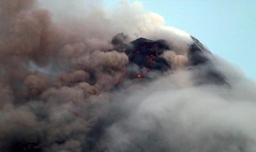 Núi lửa Mayon phun trào. Ảnh: Reuters