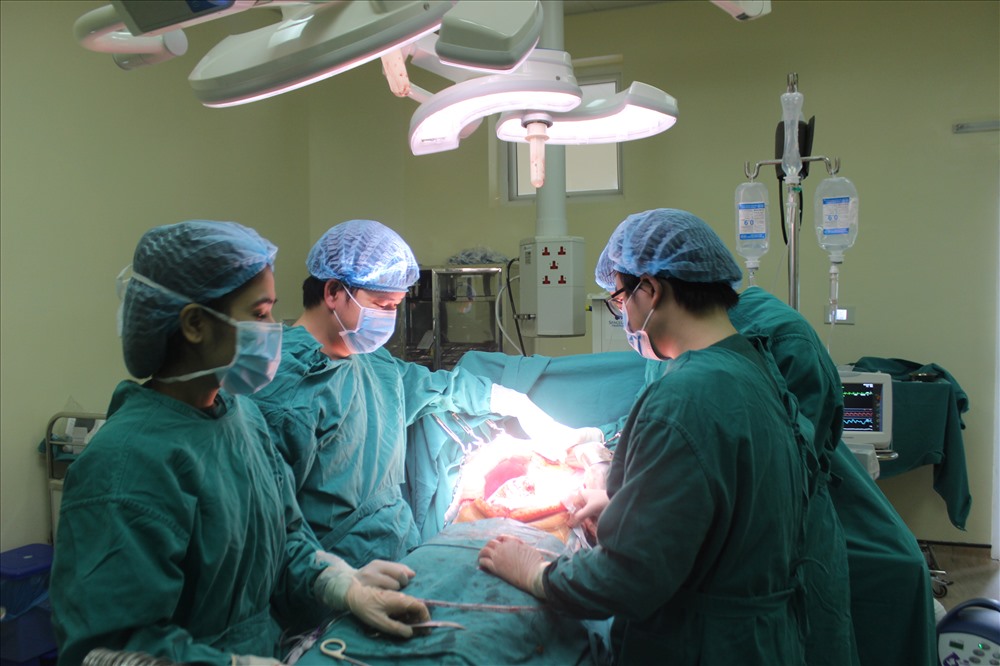 Các bác sĩ phẫu thuật cắt bỏ khối u cho bệnh nhân D