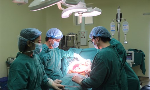 Các bác sĩ phẫu thuật cắt bỏ khối u cho bệnh nhân D