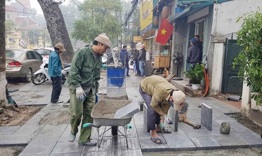 Quận Hoàn Kiếm tiếp tục lát đá vỉa hè để phục vụ người dân đón tết.