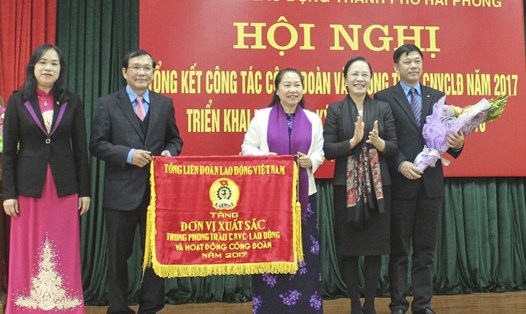 Phó Chủ tịch Tổng LĐLĐVN Nguyễn Thị Thu Hồng (thứ ba từ phải sang) trao cờ “Đơn vị xuất sắc” cho LĐLĐ Thành phố Hải Phòng. Ảnh: TRẦN VƯƠNG