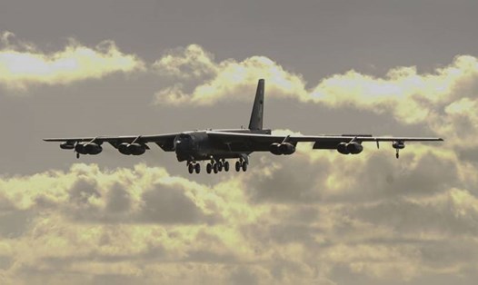 Máy bay ném bom B-52 của không quân Mỹ hạ cánh tại căn cứ không quân Andersen trên đảo Guam vào hôm 16.1. Ảnh: US Air Force.