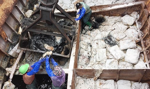 7 tấn thịt động vật phân hủy bị cơ quan chức năng huyện Vân Đồng phát hiện, tiêu hủy. Ảnh: BQN