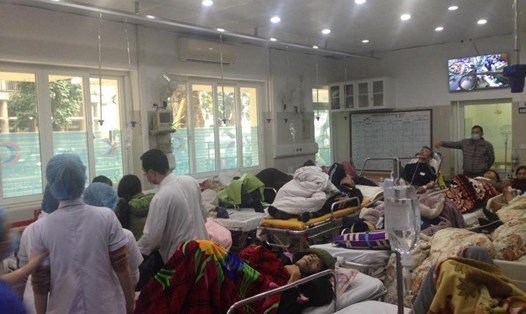 Quá tải bệnh nhân cấp cứu tại Bệnh viện Bạch Mai