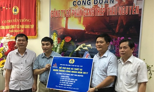 Chủ tịch CĐ TCty Thép VN Vương Duy Khánh (thứ hai từ phải qua) trao quà hỗ trợ CNLĐ Cty CP Gang thép Thái Nguyên. Ảnh: PV