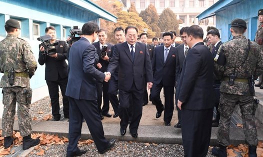 Phái đoàn Triều Tiên qua giới tuyên hai miền đến hội đàm với Hàn Quốc tại Bàn Môn Điếm ngày 17.1.2018. Ảnh: Yonhap