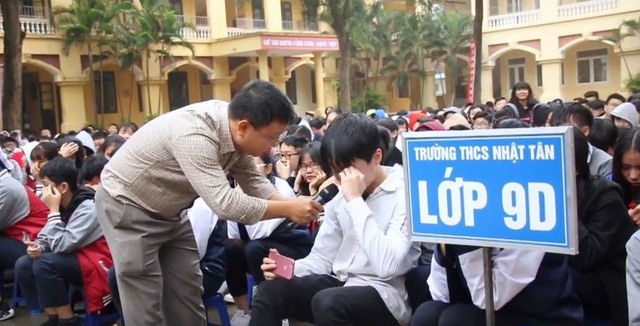 Học sinh rơi nước mắt khi nghe bài giảng của thầy Nguyễn Thành Nhân về văn hóa "nói lời xin lỗi".