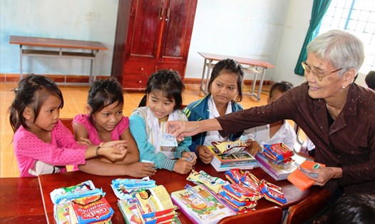 Dì Mười Đào tặng quà cho trẻ em nghèo tại Trường Tiểu học Phước Cát 2, Cát Tiên, Lâm Đồng. Ảnh MT
