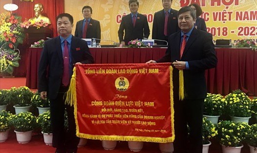 Phó Chủ tịch Thường trực Tổng LĐLĐVN tặng bức trướng cho Công đoàn Điện lực VN. Ảnh: Nguyễn Lương