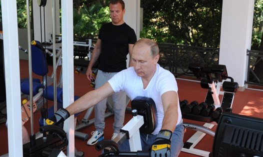 Tổng thống Nga Vladimir Putin và Thủ tướng Nga Dmitry Medvedev trong phòng tập thể dục ở khu nhà ở Bocharov Ruchei ở Sochi. Ảnh: AFP / Getty