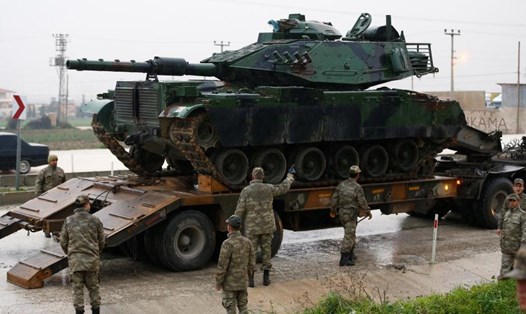 Xe tăng Thổ Nhĩ Kỳ đến căn cứ gần biên giới Syria ngày 17.1. Ảnh: Reuters