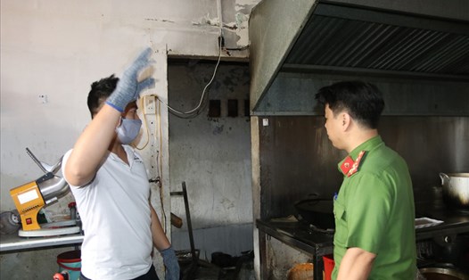 Khám nghiệm hiện trường vụ cháy nổ tại một nhà hàng hải sản ở Nha Trang. Ảnh: P.L