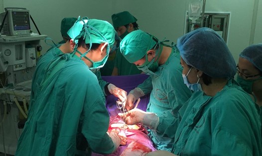 Các bác sỹ thực hiện ca phẫu thuật khâu vết thương tĩnh mạch chủ trên cho bệnh nhân (Ảnh: BVCC)