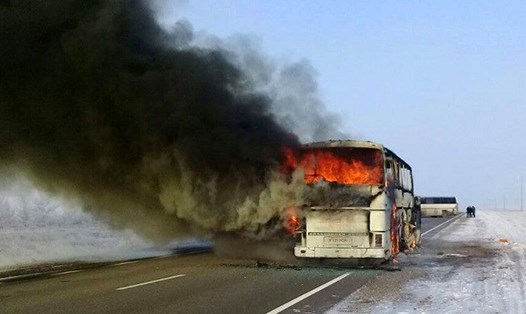 Chiếc xe buýt bị cháy rụi. Ảnh: Sputnik.
