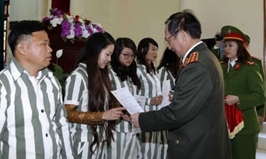 Thượng tướng Nguyễn Văn Thành - Thứ trưởng Bộ Công an - trao quyết định đặc xá cho phạm nhân vào đầu tháng 12.2016. Ảnh Cao Nguyên
