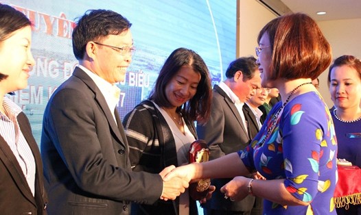 CĐ Viên chức TP Đà Nẵng khen thưởng các cá nhân, tập thể đã có thành tích xuất sắc trong hoạt động CĐ. 