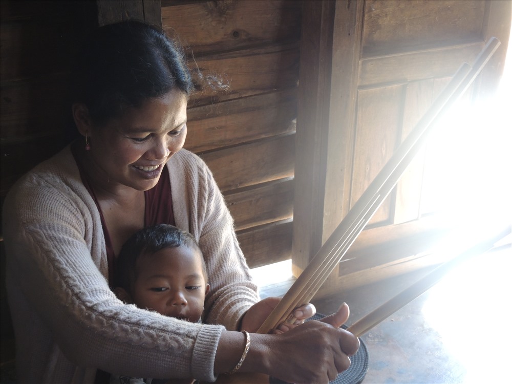 Ma Tham dạy con trai thổi kèn bầu (ảnh K.Q)