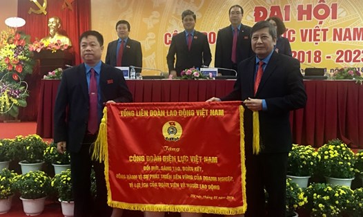 Phó Chủ tịch Thường trực Tổng LĐLĐVN Trần Thanh Hải (bên phải ảnh) tặng bức trướng của Tổng LĐLĐVN cho Công đoàn Điện lực VN. Ảnh: NGUYỄN LƯƠNG