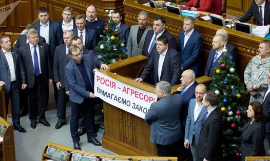 Quốc hội Ukraina thông qua dự luật về tái hòa nhập Donbass. Ảnh: Sputnik