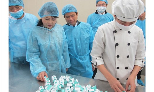 Bộ trưởng Bộ Y tế Nguyễn Thị Kim Tiến kiểm tra cơ sở sản xuất socola tại Khu công nghiệp Nam Thăng Long sáng 18.1. Ảnh: P.V