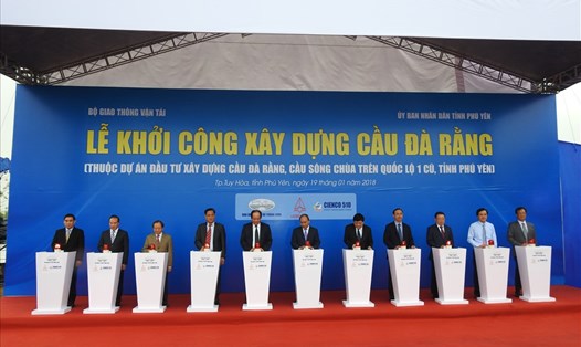 Thủ tướng Nguyễn Xuân Phúc và các đại biểu nhấn nút khởi công dự án xây dựng cầu Đà Rằng, Phú Yên. 