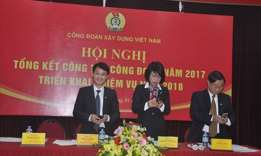 Lãnh đạo CĐ Xây dựng Việt Nam nhắn tin ủng hộ Chương trình “Tết Sum vầy năm 2018”. Ảnh: Quế Chi 