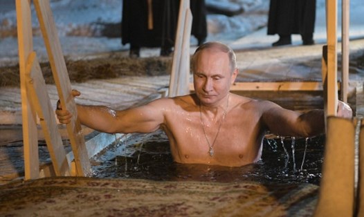 Ông Valdimir Putin trong nghi lễ Hiển linh. Ảnh: Tass