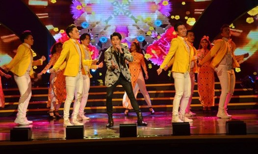 Noo Phước Thịnh trình diễn trên sân khấu Mai Vàng. Ảnh:NLĐ
