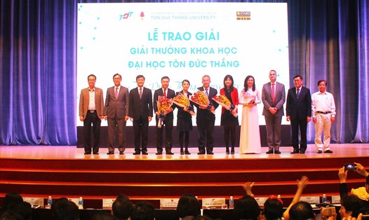 Trao giải thưởng Khoa học Đại học Tôn Đức Thắng cho 4 nhà khoa học tại Trường Đại học Tôn Đức Thắng (TPHCM).