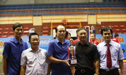 HLV Thái Quang Lai  (chính giữa) giúp Sanest Khánh Hòa lên ngôi vô địch giải bóng chuyền các CLB trẻ 2017. Ảnh: volleyball