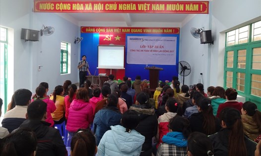 Chủ tịch CĐCS TCty CP Y tế Danameco Nguyễn Phú Hoàng tập huấn công tác an toàn vệ sinh lao động cho NLĐ trong tổng công ty. Ảnh: PV