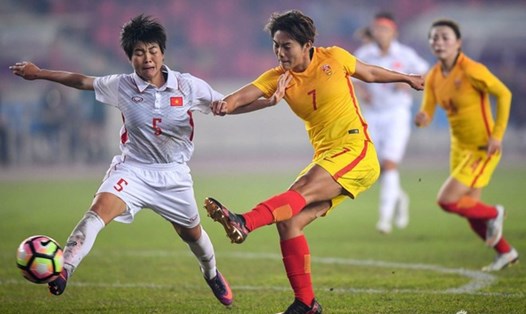Tuyển nữ Việt Nam (áo trắng) đã để thua Trung Quốc 0-4 . Ảnh: TL