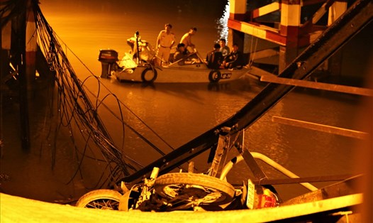 Nhịp thông tuyền cầu Long Kiển bị sập do xe chở vượt quá gần 5 lần tải trọng cho phép. Ảnh: Trường Sơn