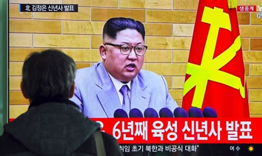 Trong bài phát biểu mừng năm mới, nhà lãnh đạo Kim Jong-un tuyên bố nút kích hoạt hạt nhân luôn nằm trên bàn làm việc. Ảnh: Sky News