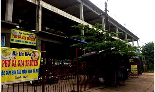 Dự án tòa nhà hội chợ triển lãm dịch vụ trung tâm bỏ không nhiều năm khiến bộ mặt đô thị TP Thái Nguyên thêm nhếch nhác. Ảnh: NTN