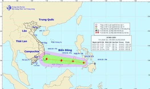Vị trí và hướng đi của áp thấp nhiệt đới đang "phi mã" 30km/giờ vào Biển Đông. Ảnh: NCHMF