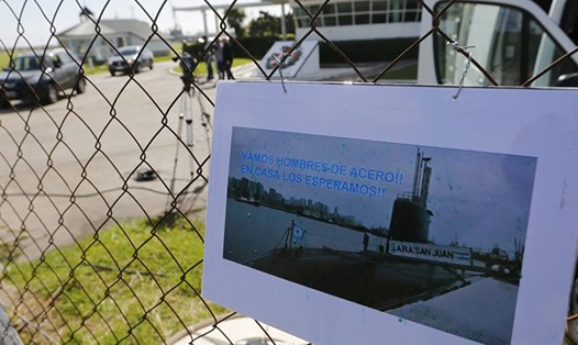 Ảnh tàu ARA San Juan với dòng chữ "Chúng tôi vẫn chờ các bạn trở về" treo ở hàng rào căn cứ hải quân Mar del Plata, Argentina. Ảnh: AP