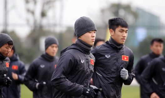 Các cầu thủ U23 Việt Nam làm quen với cái lạnh xuống dưới 10 độ C. Ảnh: VFF