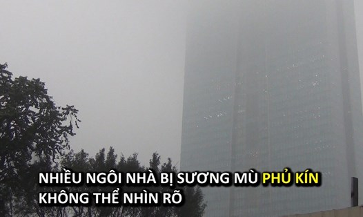 Sương mù bao phủ Hà Nội ngày 2.1. (Ảnh: Nguyễn Hà)