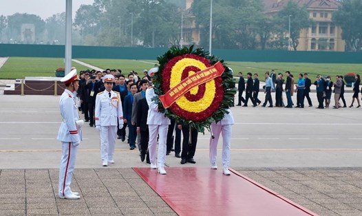 Đoàn đại biểu 70 Chủ tịch CĐCS tiêu biểu xuất sắc đặt vòng hoa viếng Lăng Chủ tịch Hồ Chí Minh. Ảnh: Sơn Tùng. 