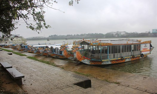 Thuyền rồng trên sông Hương nằm bến khi mùa du lịch vào những tháng ngày đìu hiu khách. Ảnh: NYV